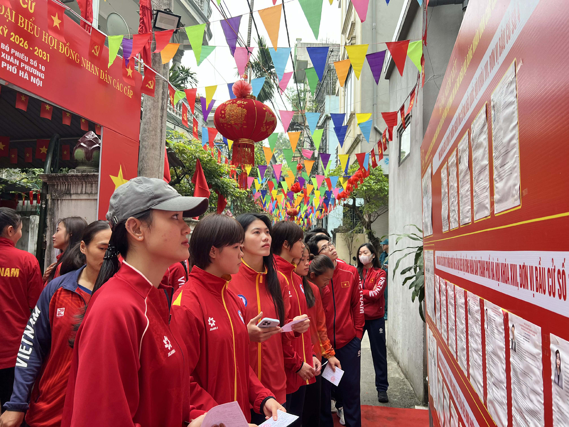 Xuân Son cùng Hoàng Hên, Khuất Văn Khang rộn ràng đi bầu cử the thao viet nam 11.jpg