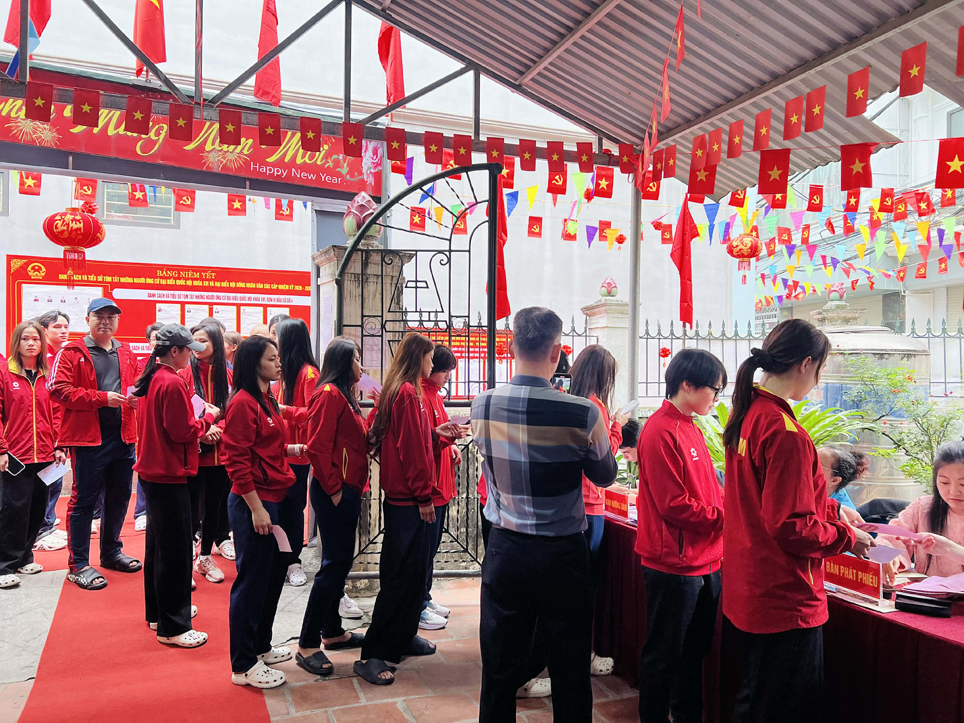 Xuân Son cùng Hoàng Hên, Khuất Văn Khang rộn ràng đi bầu cử the thao viet nam 15.jpg