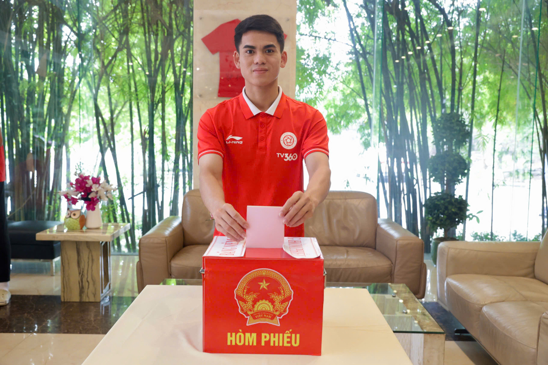 Xuân Son cùng Hoàng Hên, Khuất Văn Khang rộn ràng đi bầu cử van khang.jpg