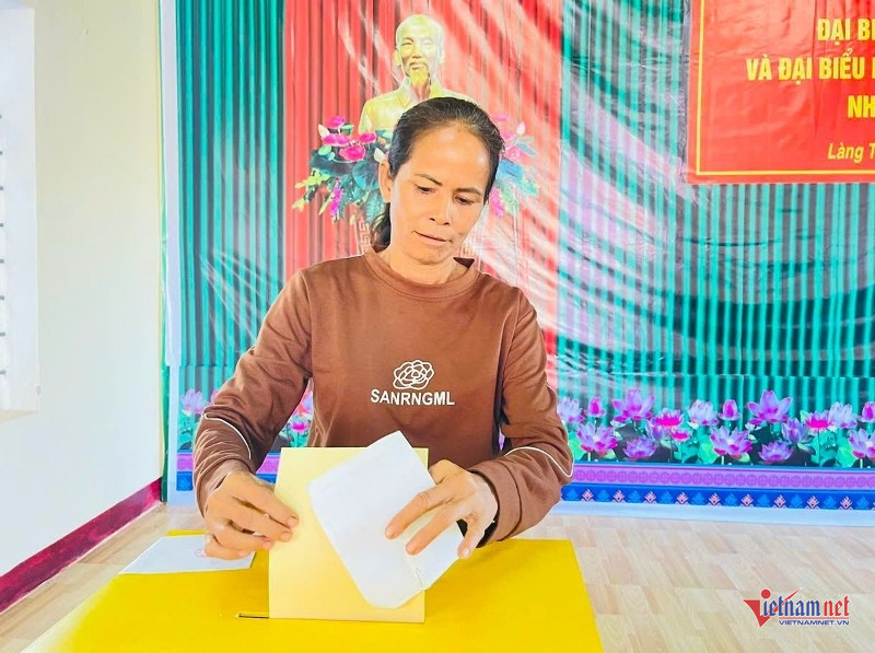 W-Cử tri “gốc ngoại” tham gia bầu cử 3.jpg