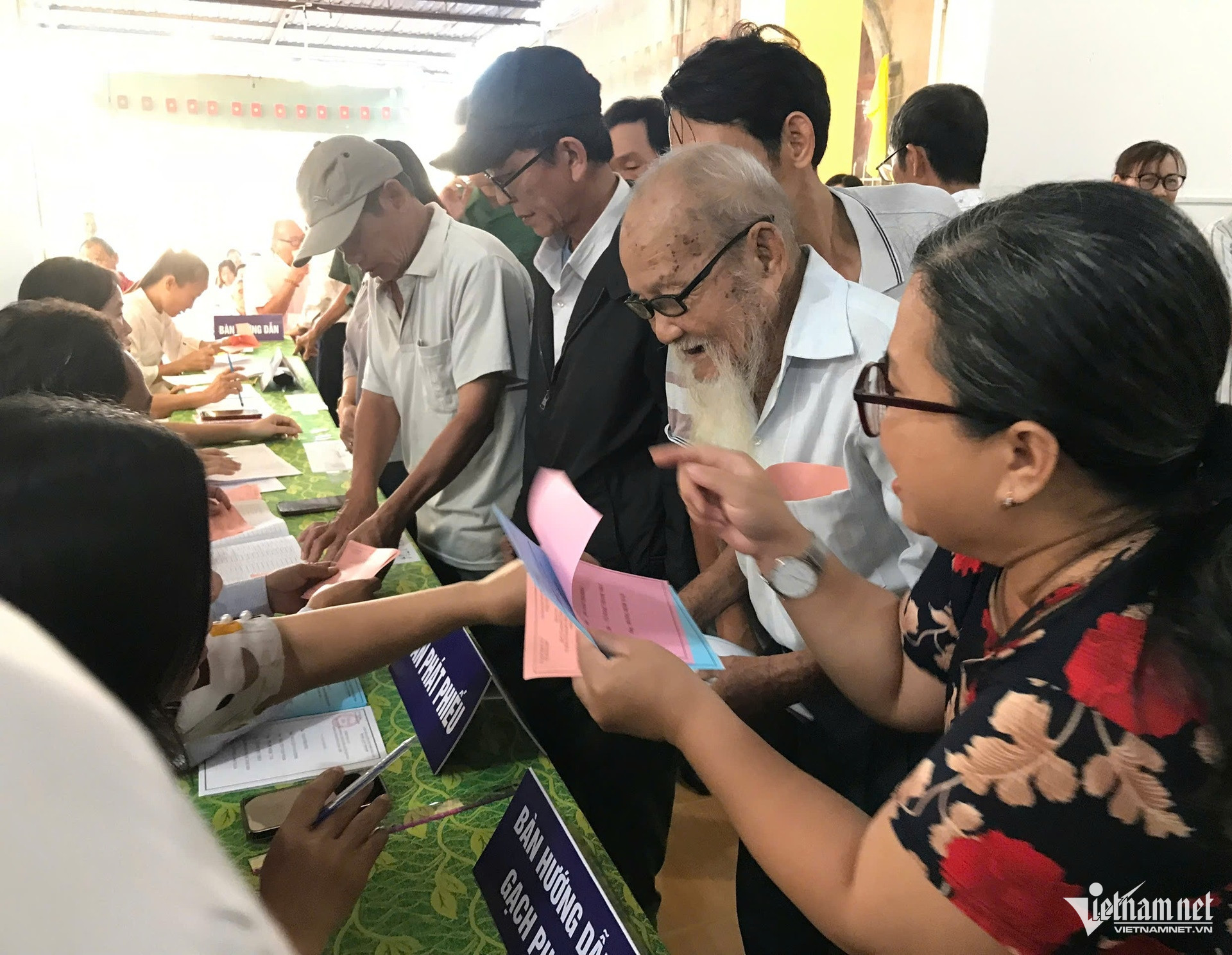 W-Xúc động hình ảnh các cử tri hơn 100 tuổi ở TPHCM tận tay bỏ phiếu bầu cử..jpg