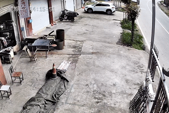 Xe bán tải lao như tên bắn, tông ô tô đỗ ven đường rồi lật nghiêng giữa phố