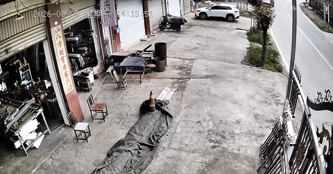 Xe bán tải lao như tên bắn, tông ô tô đỗ ven đường rồi lật nghiêng giữa phố