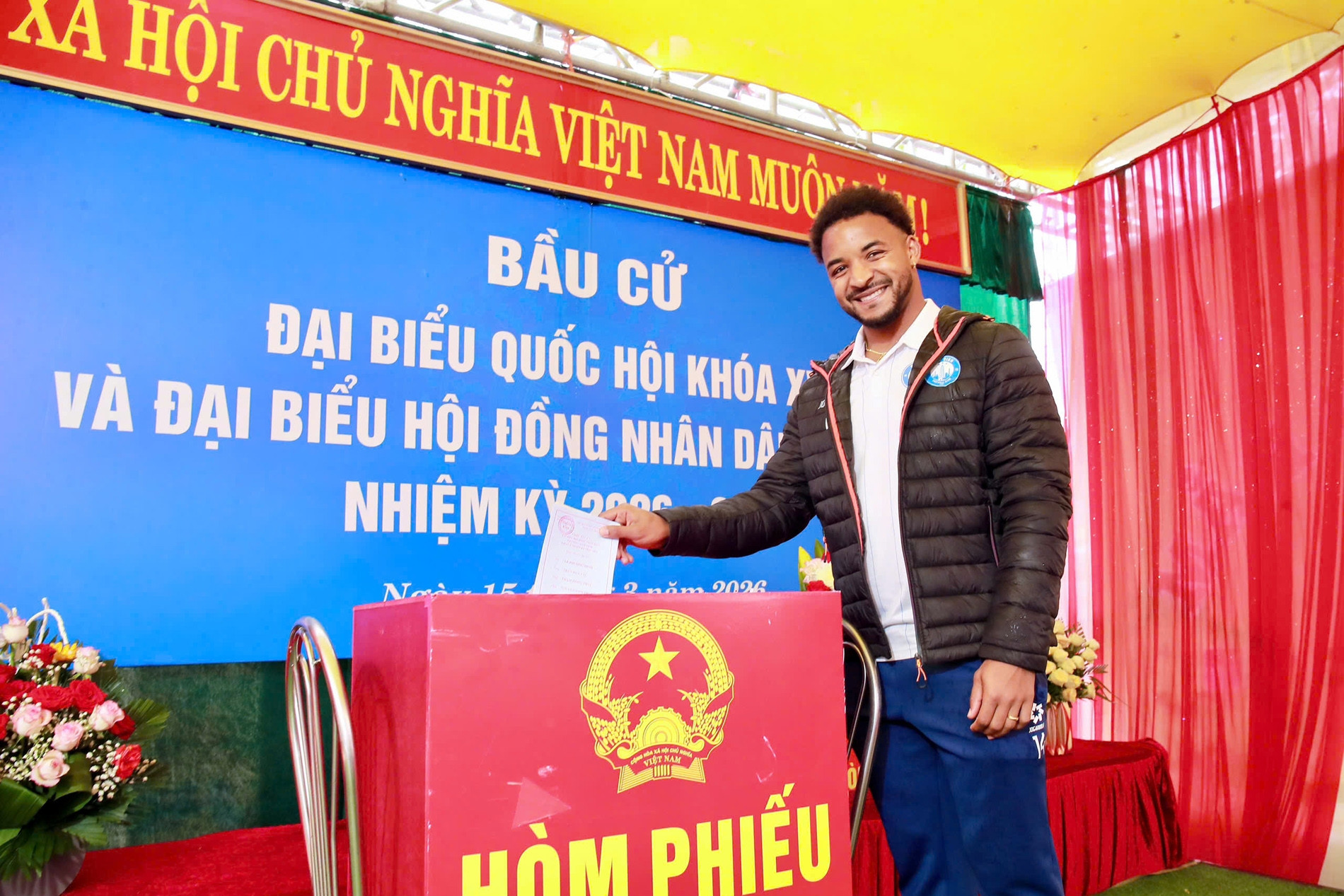  Xuân Son cùng Hoàng Hên, Khuất Văn Khang rộn ràng đi bầu cử 