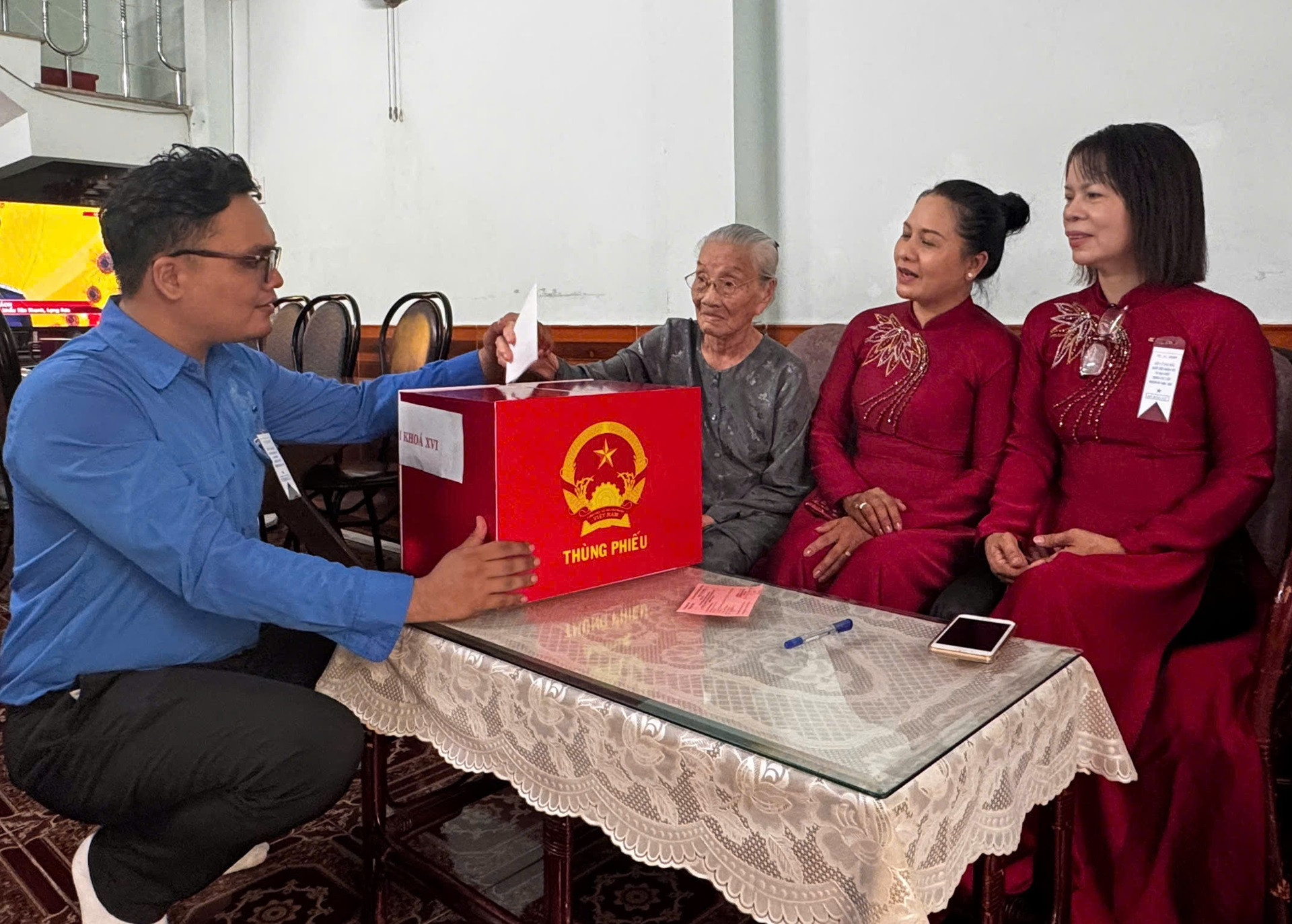 Xúc động hình ảnh các cử tri hơn 100 tuổi ở TPHCM tận tay bỏ phiếu bầu cử.jpg