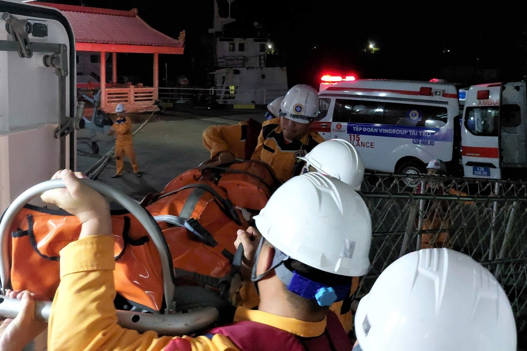 Xuyên đêm vượt sóng dữ, đưa bệnh nhân nguy kịch từ đảo Cù Lao Chàm vào đất liền