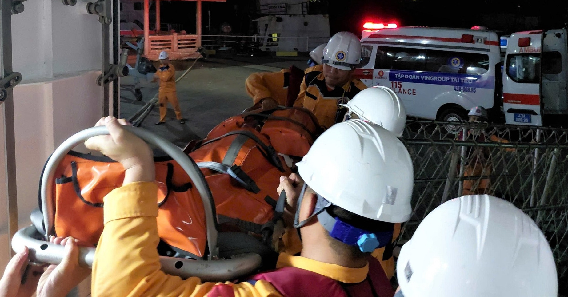 Xuyên đêm vượt sóng dữ, đưa bệnh nhân nguy kịch từ đảo Cù Lao Chàm vào đất liền