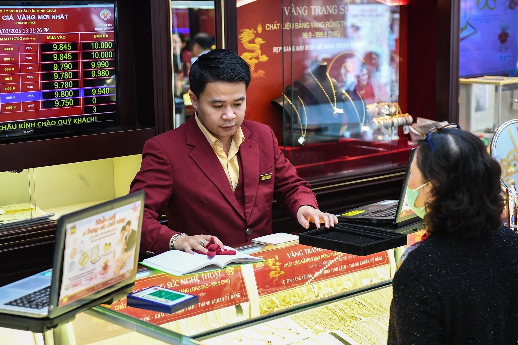 Giá vàng hôm nay 17/3/2026 giảm trên thế giới, SJC lại ngược chiều