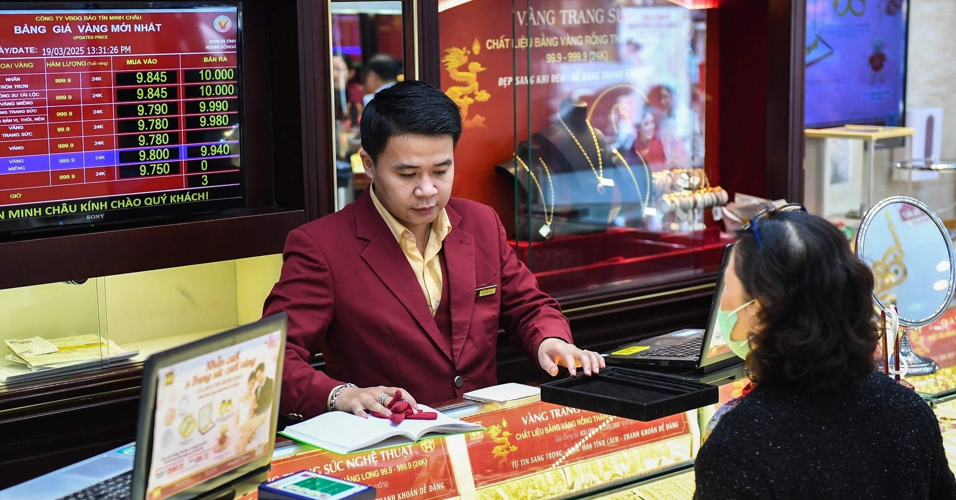 Giá vàng hôm nay 17/3/2026 giảm trên thế giới, SJC lại ngược chiều