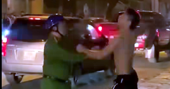 Bản tin trưa 16/3: Khống chế thanh niên cầm dao đe dọa người đi đường ở Hà Nội