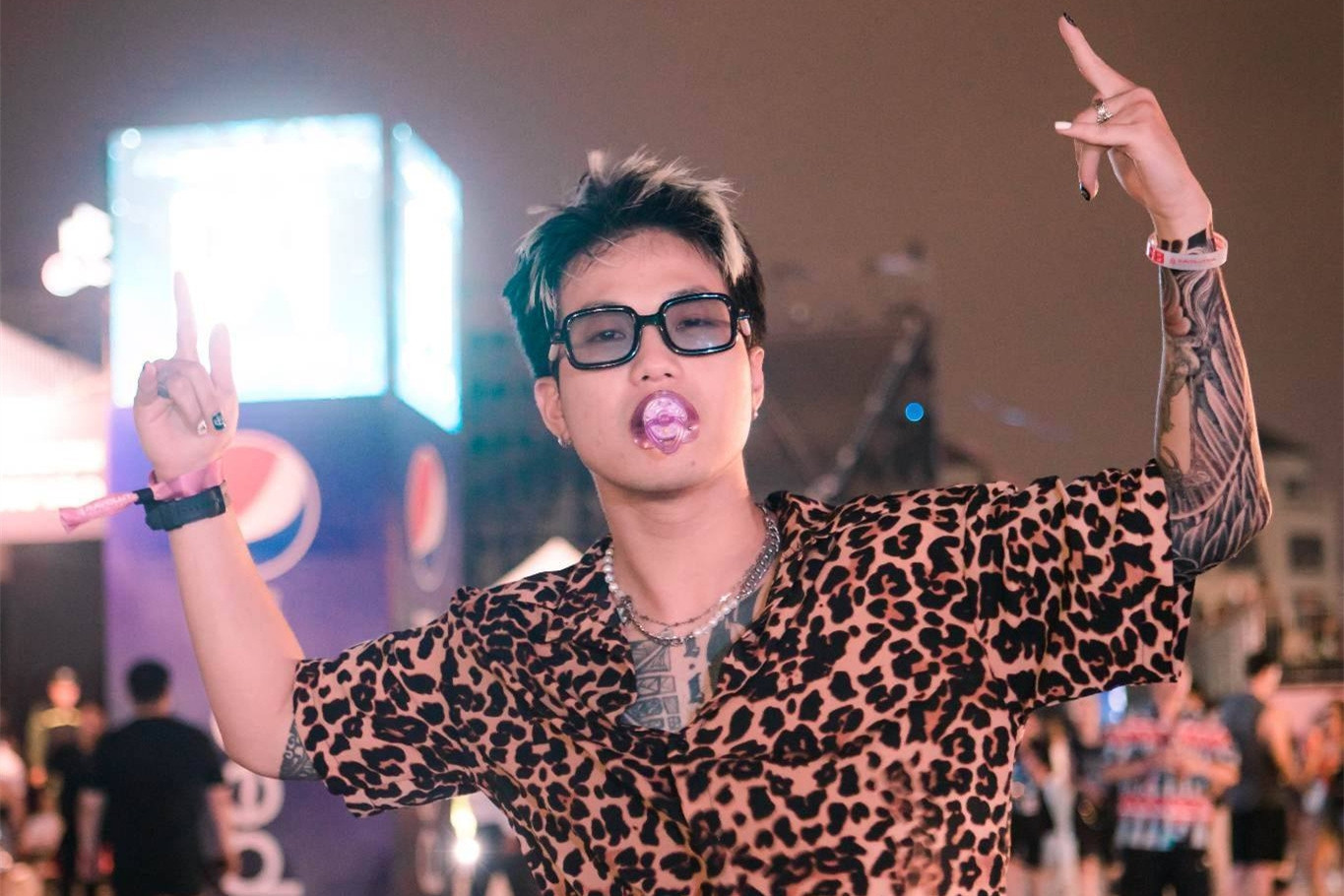 Á quân ngông cuồng làm bẩn nhạc Việt và coi thường pháp luật, phải xử nghiêm