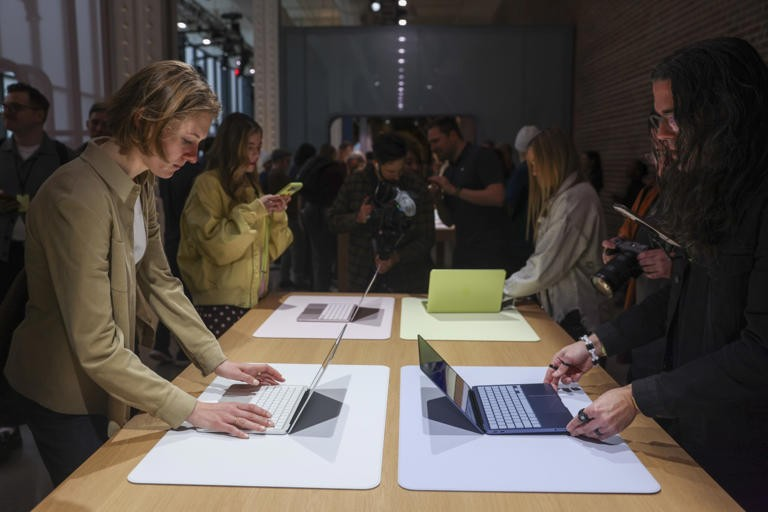 Apple tấn công Android, Windows bằng iPhone, MacBook giá rẻ