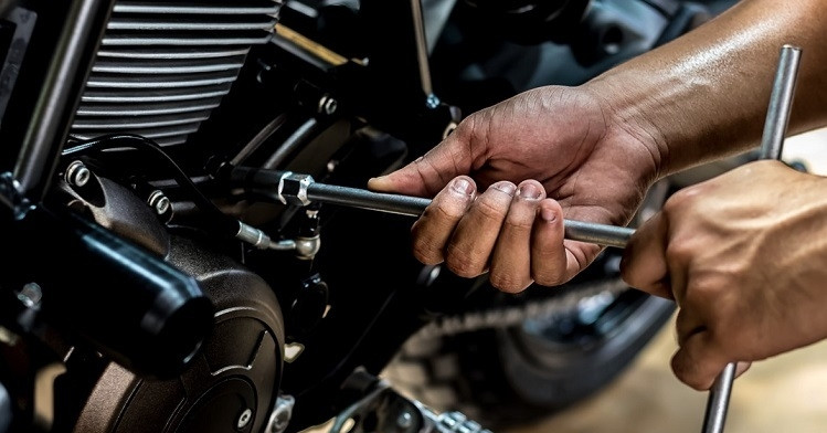 Bảo dưỡng, thay thế bộ phận nào để xe máy 'lợi' xăng?