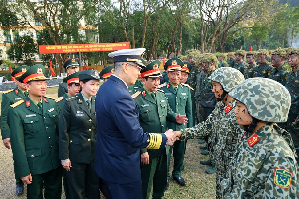 Bộ trưởng Quốc phòng Trung Quốc xem lính đặc công Việt Nam biểu diễn võ thuật