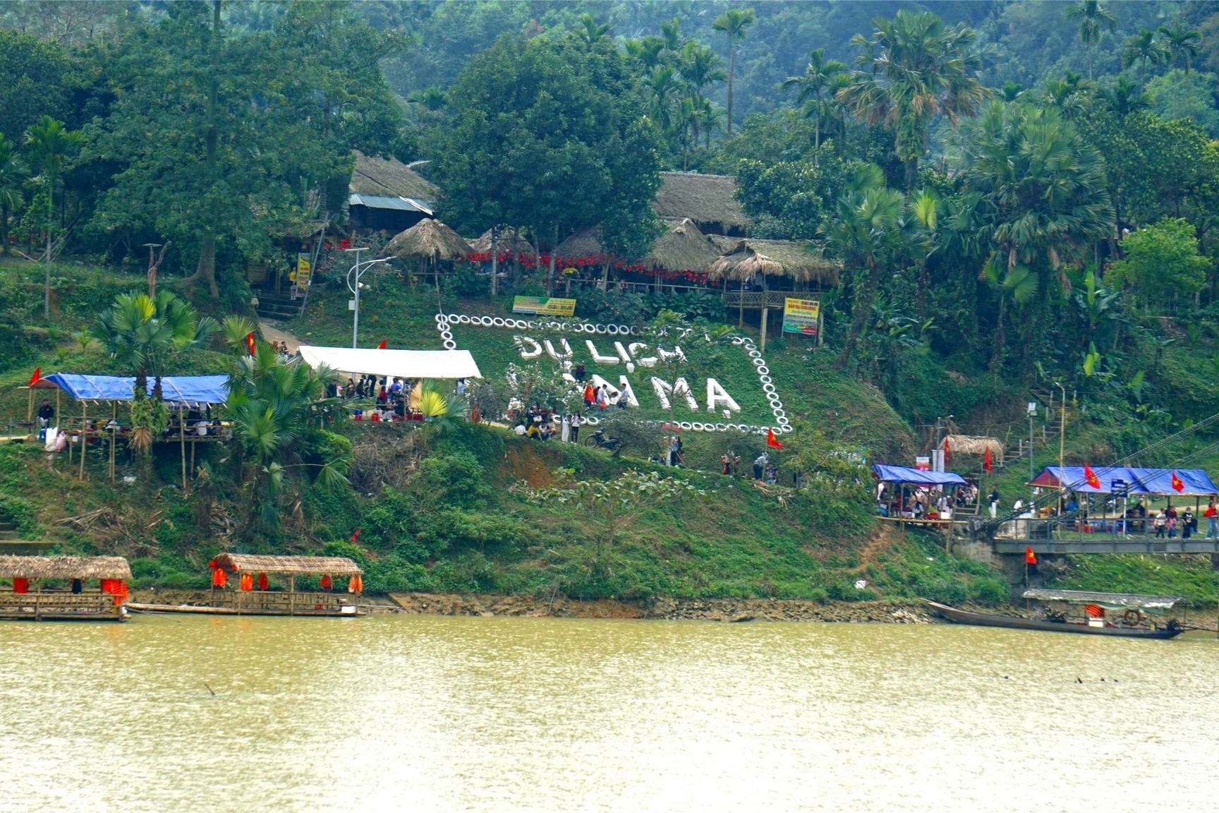 Du khách đến ngôi làng người Thái bên sông Chu hái rau rừng, bắt cá dưới suối