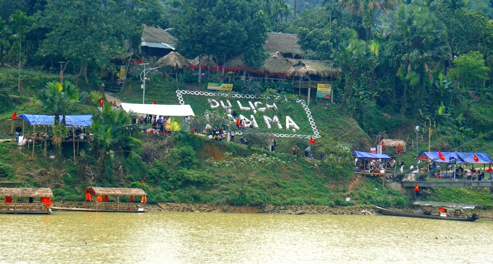 Du khách đến ngôi làng người Thái bên sông Chu hái rau rừng, bắt cá dưới suối