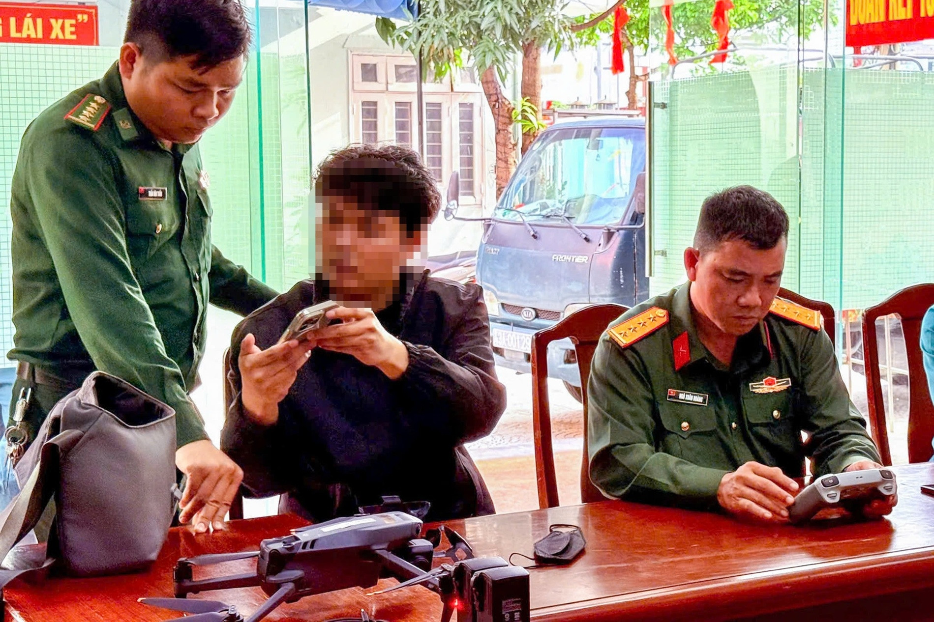 Du khách nước ngoài bay flycam trái phép ven biển Đà Nẵng