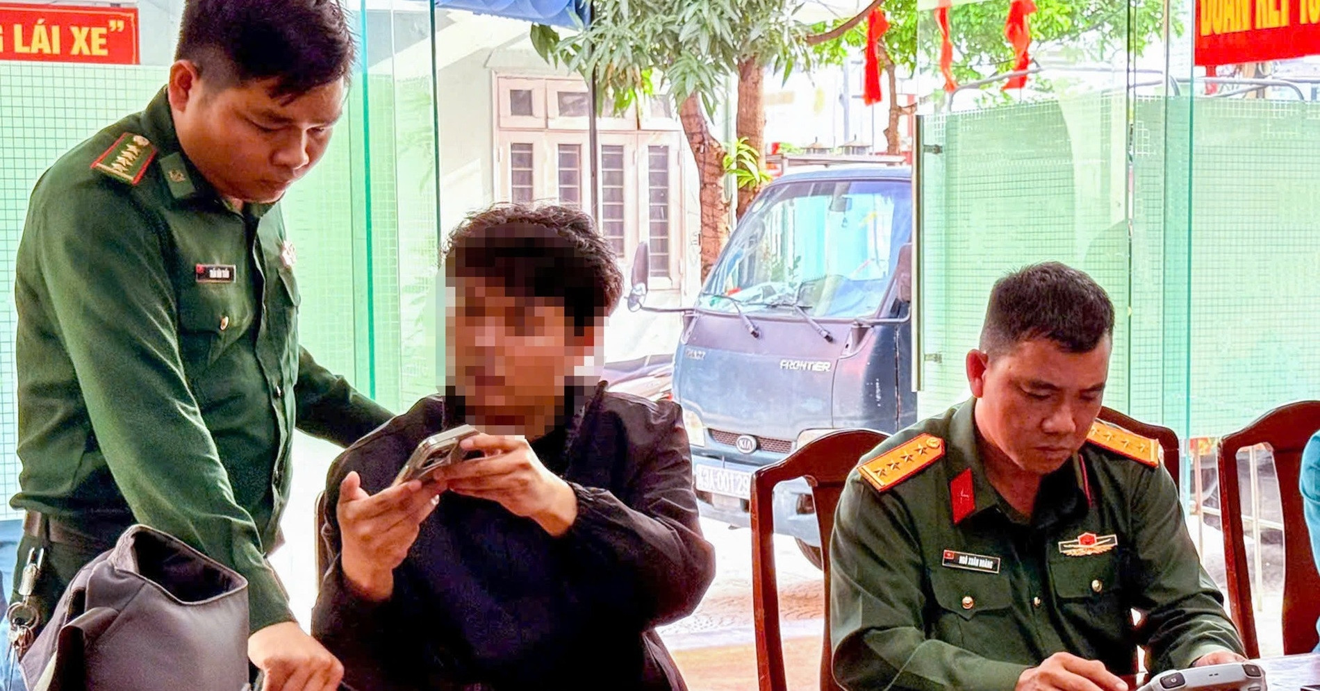 Du khách nước ngoài bay flycam trái phép ven biển Đà Nẵng