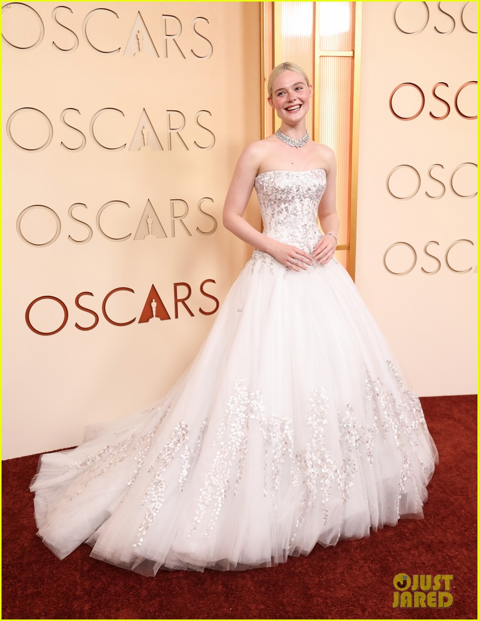 elle fanning arrives at oscars red carpet 03.jpg