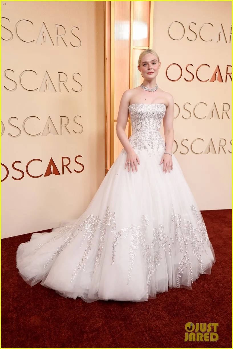 elle fanning arrives at oscars red carpet 18.jpg.webp