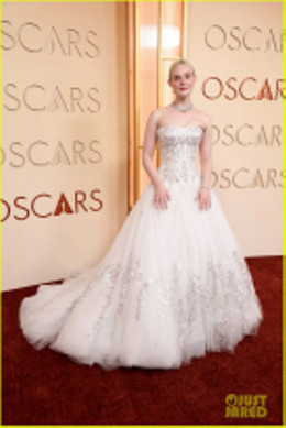 elle fanning arrives at oscars red carpet 18.jpg.webp