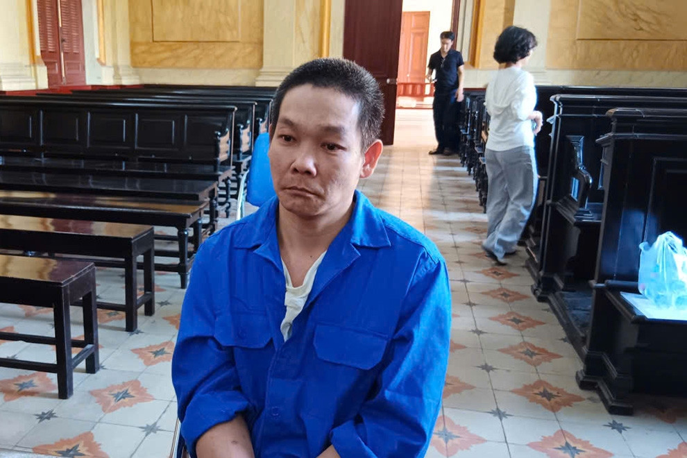 Ghen tuông, người đàn ông đâm vợ cũ trước mặt con trai