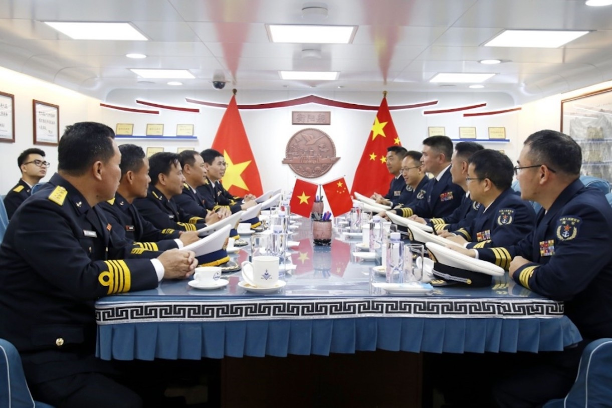 Hải quân Việt Nam - Trung Quốc lần đầu bắn đạn thật huấn luyện chống cướp biển