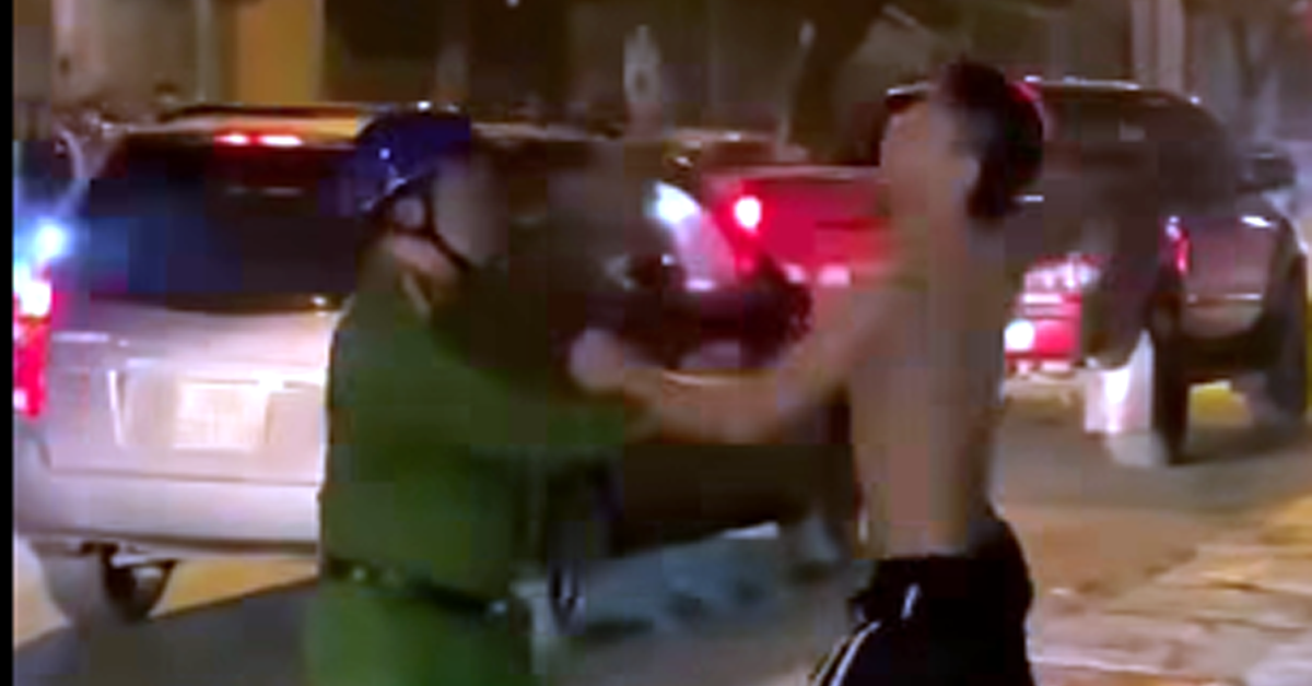 Khống chế nam thanh niên cầm 2 con dao đe dọa người đi đường ở Hà Nội