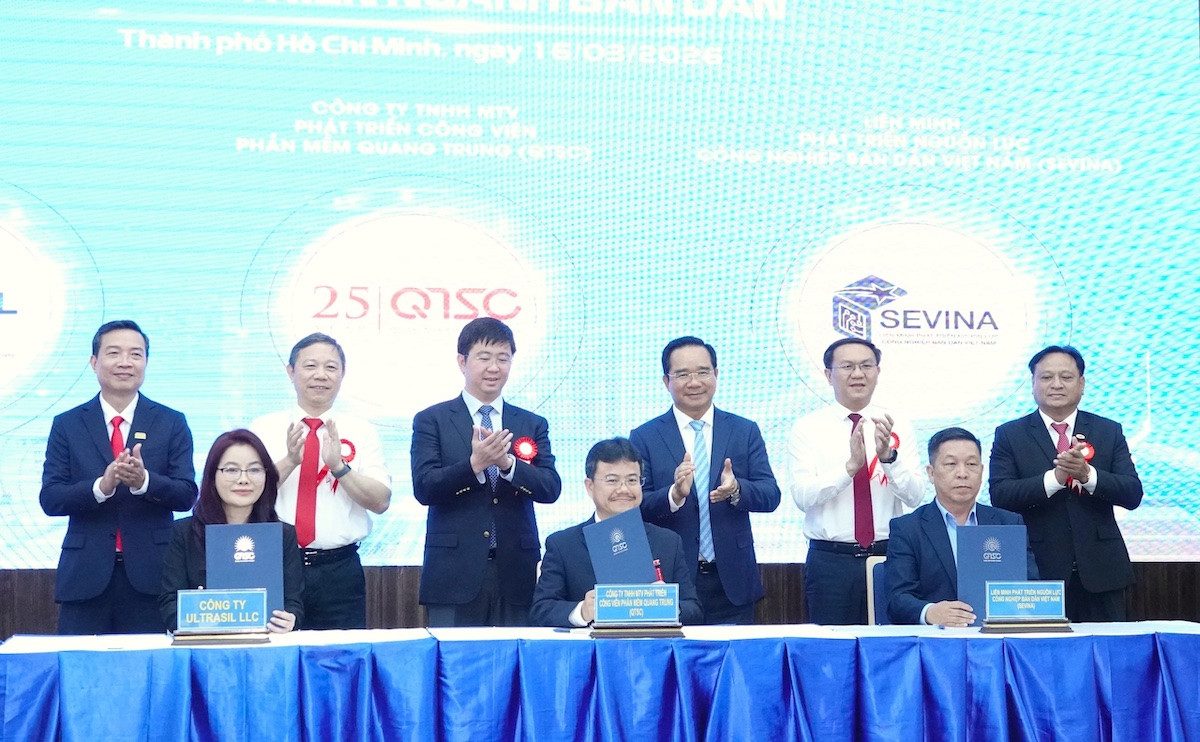 Representatives sign cooperation agreements at Quang Trung Software Park anniversary event