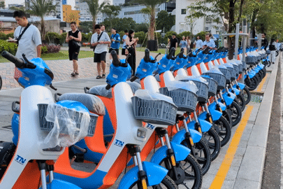 Người dân TPHCM thích thú trải nghiệm xe đạp điện công cộng miễn phí