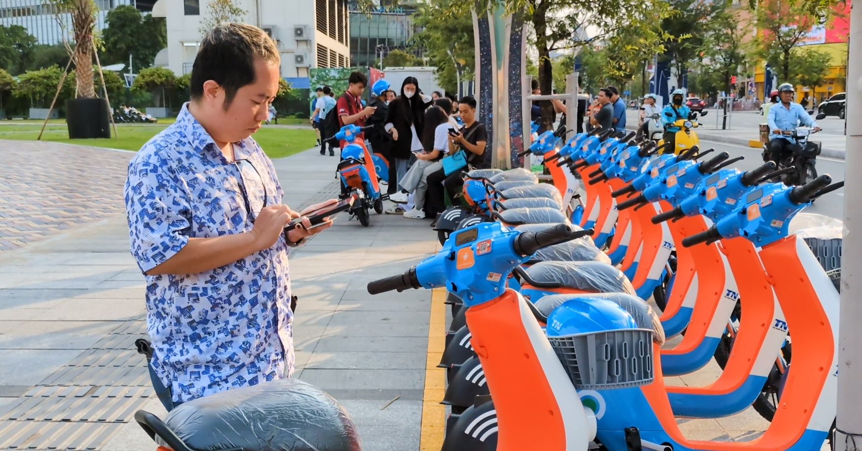 Người dân TP.HCM hào hứng trải nghiệm xe đạp điện công cộng miễn phí
