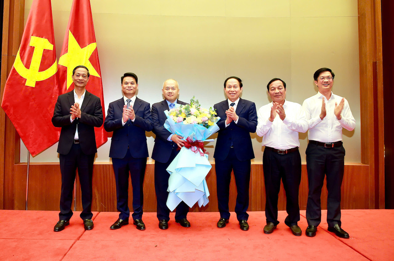 Phó bí thư trung.jpeg