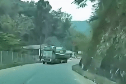 Thót tim cảnh xe container vượt ẩu lấn làn trên đèo, tông trực diện ô tô con