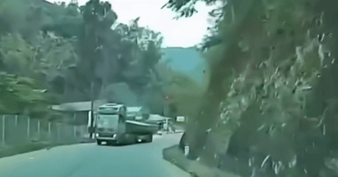 Thót tim cảnh container vượt ẩu lấn làn trên đèo, tông trực diện ô tô con