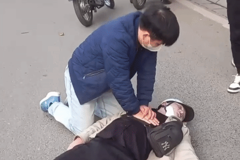Trên đường đi công tác, nam bác sĩ ép tim cứu người gặp nạn