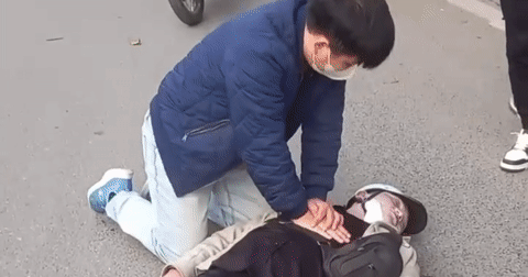 Trên đường đi công tác, nam bác sĩ ép tim cứu người gặp nạn