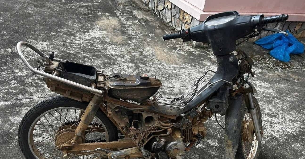 Trước khi che mặt vào tiệm vàng với biểu hiện lạ, người đàn ông đã trộm xe máy