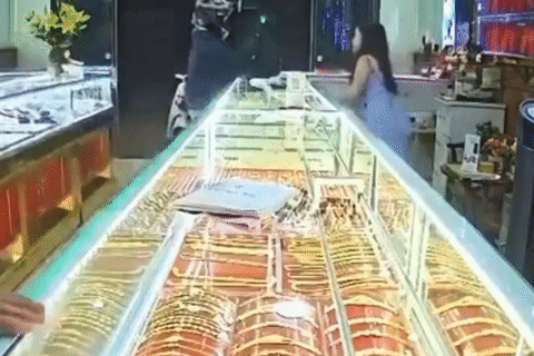 Trước khi che mặt vào tiệm vàng với biểu hiện lạ, người đàn ông đã trộm xe máy