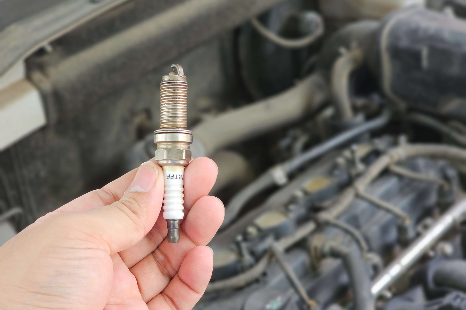 Tuổi thọ thực sự của bugi ô tô là bao lâu và khi nào tài xế cần thay thế?