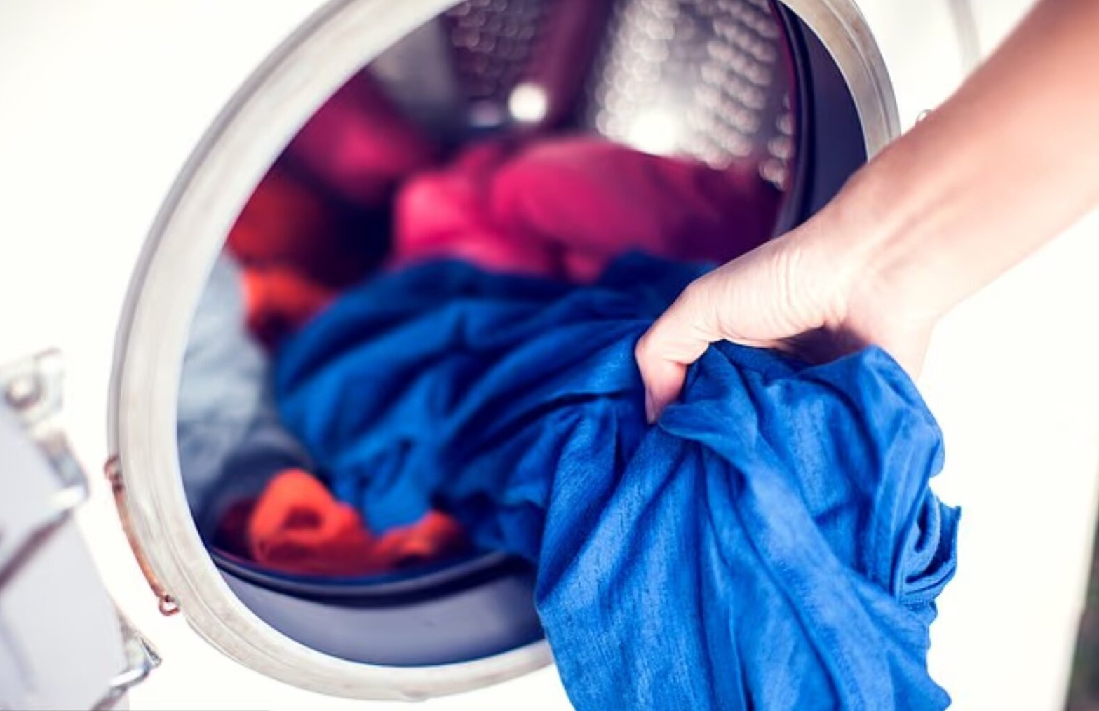 Vì sao đi tập gym về, quần áo ướt đẫm mồ hôi không nên cho ngay vào máy giặt?