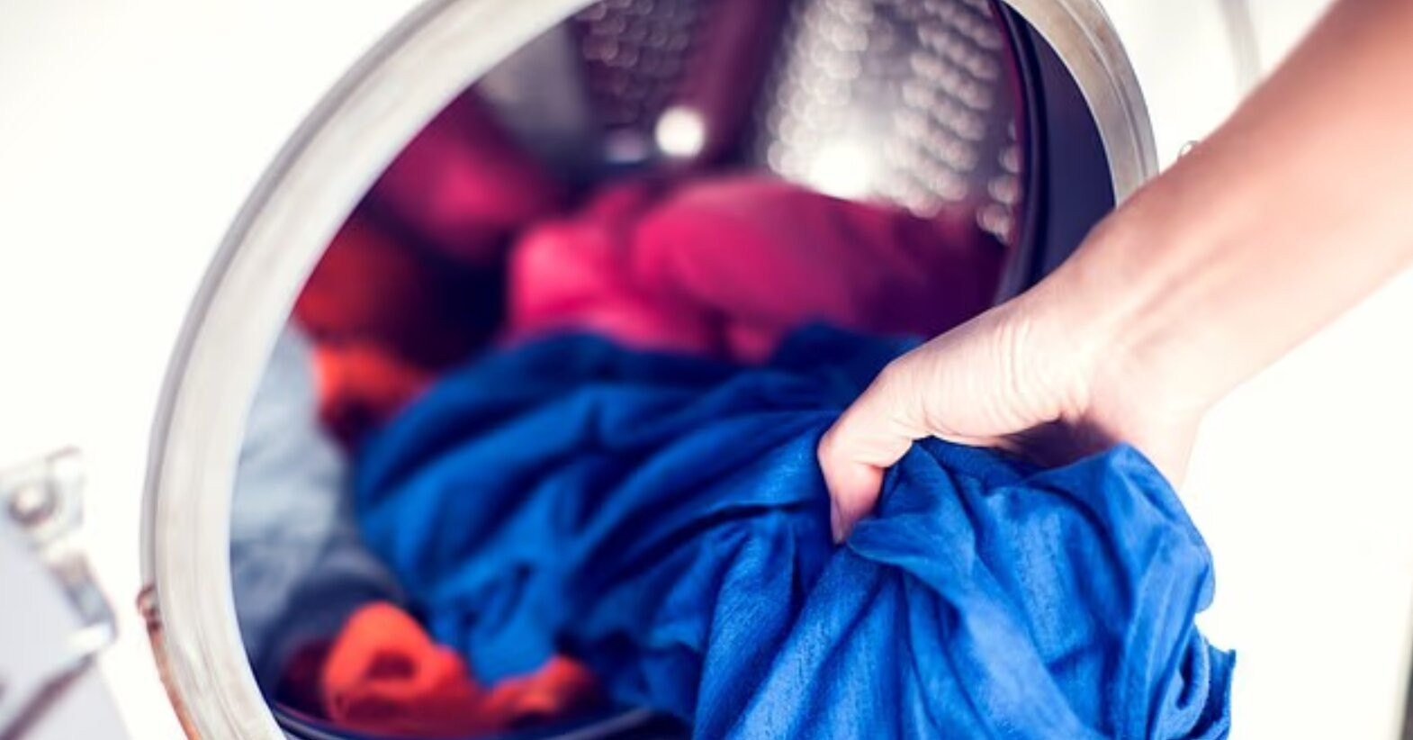 Vì sao đi tập gym về, quần áo ướt đẫm mồ hôi không nên cho ngay vào máy giặt?