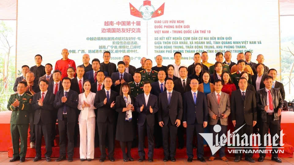 W-Đại biểu hai bên chụp ảnh lưu niệm.jpg