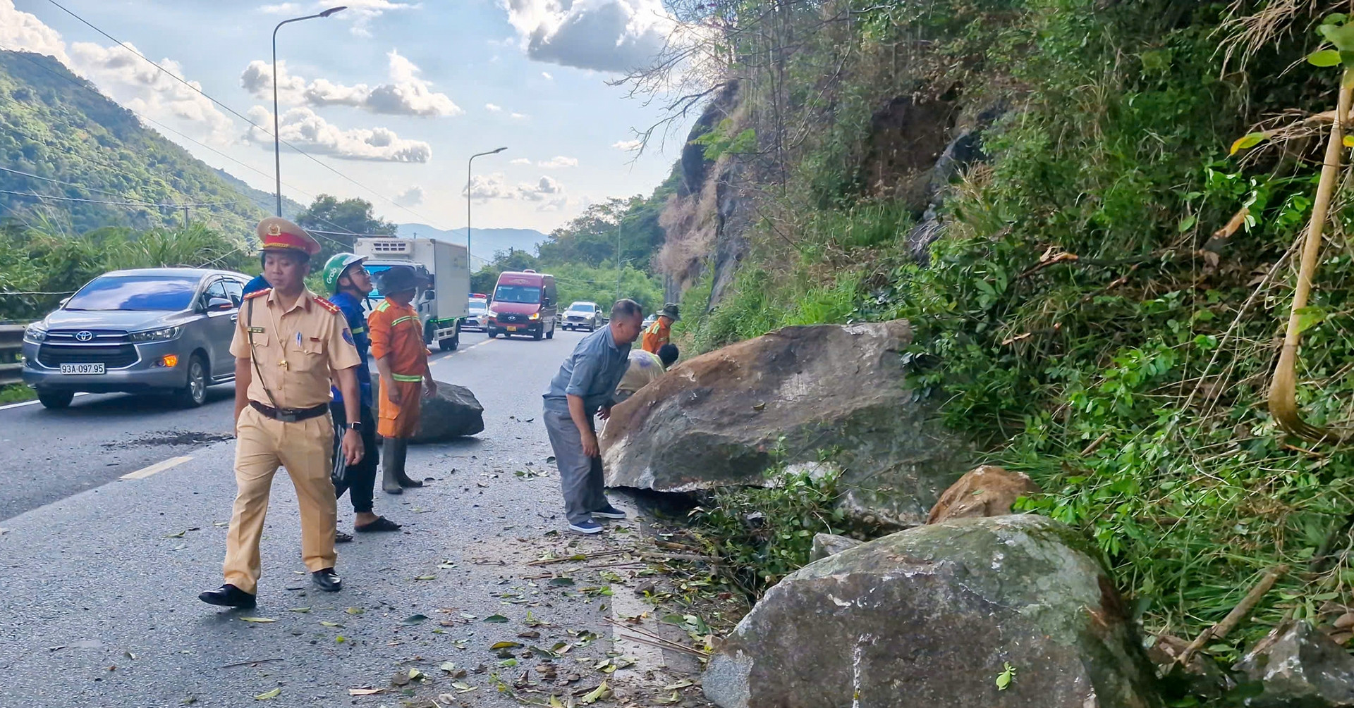 Hạ tảng đá 'khủng' chênh vênh trên đèo Bảo Lộc