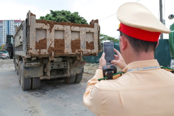  Bùn đất rơi vãi khiến người đi xe máy trượt ngã, CSGT Hà Nội 'truy vết' ô tô tải 