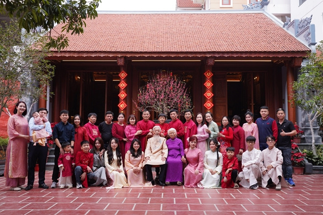 4 anh em trai ở Hưng Yên xây nhà chung khuôn viên, quây quần bên bố mẹ già