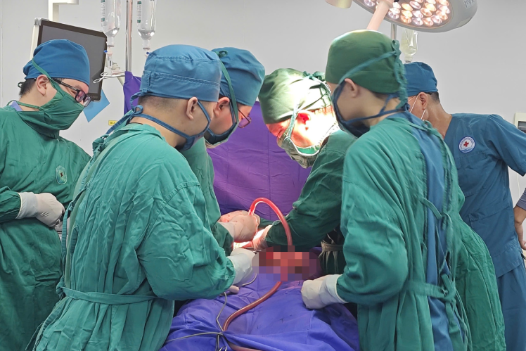  Bác sĩ trưởng khoa hiến máu, phẫu thuật cứu người đàn ông nguy kịch 