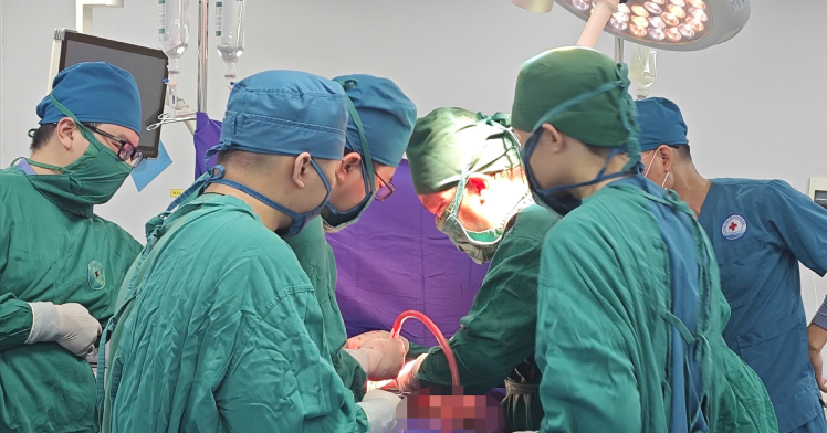 Bác sĩ trưởng khoa hiến máu, phẫu thuật cứu người đàn ông nguy kịch