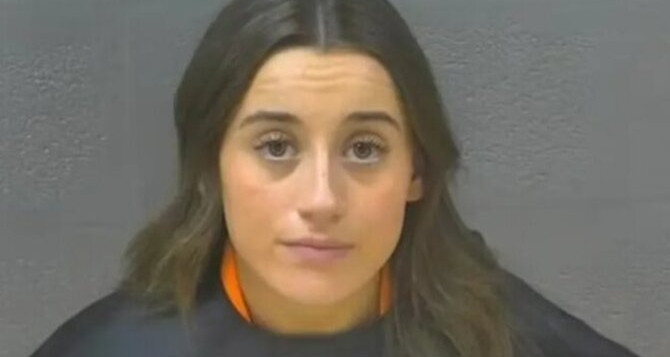 Bảo mẫu hành hạ, bỏ đói bé gái chưa đầy 2 tuổi suốt 21 tiếng