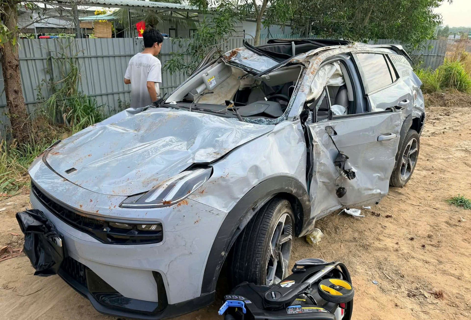 Bị đồn 'được tặng xe mới' sau tai nạn lộn 5-6 vòng, chủ xe Lynk & Co 06 bức xúc