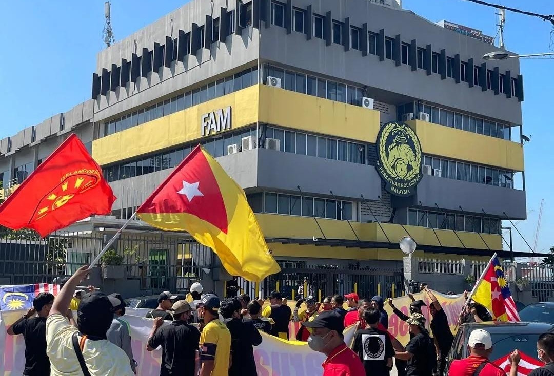 Bóng đá Malaysia hỗn loạn, CĐV la ó trước trụ sở FAM
